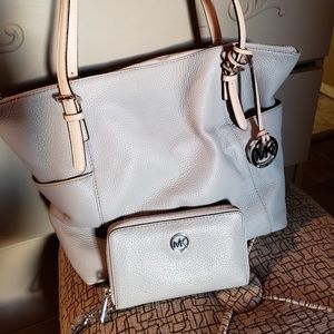 GREAT CONDITION! MICHAEL KORS PURSE w/ Wallet